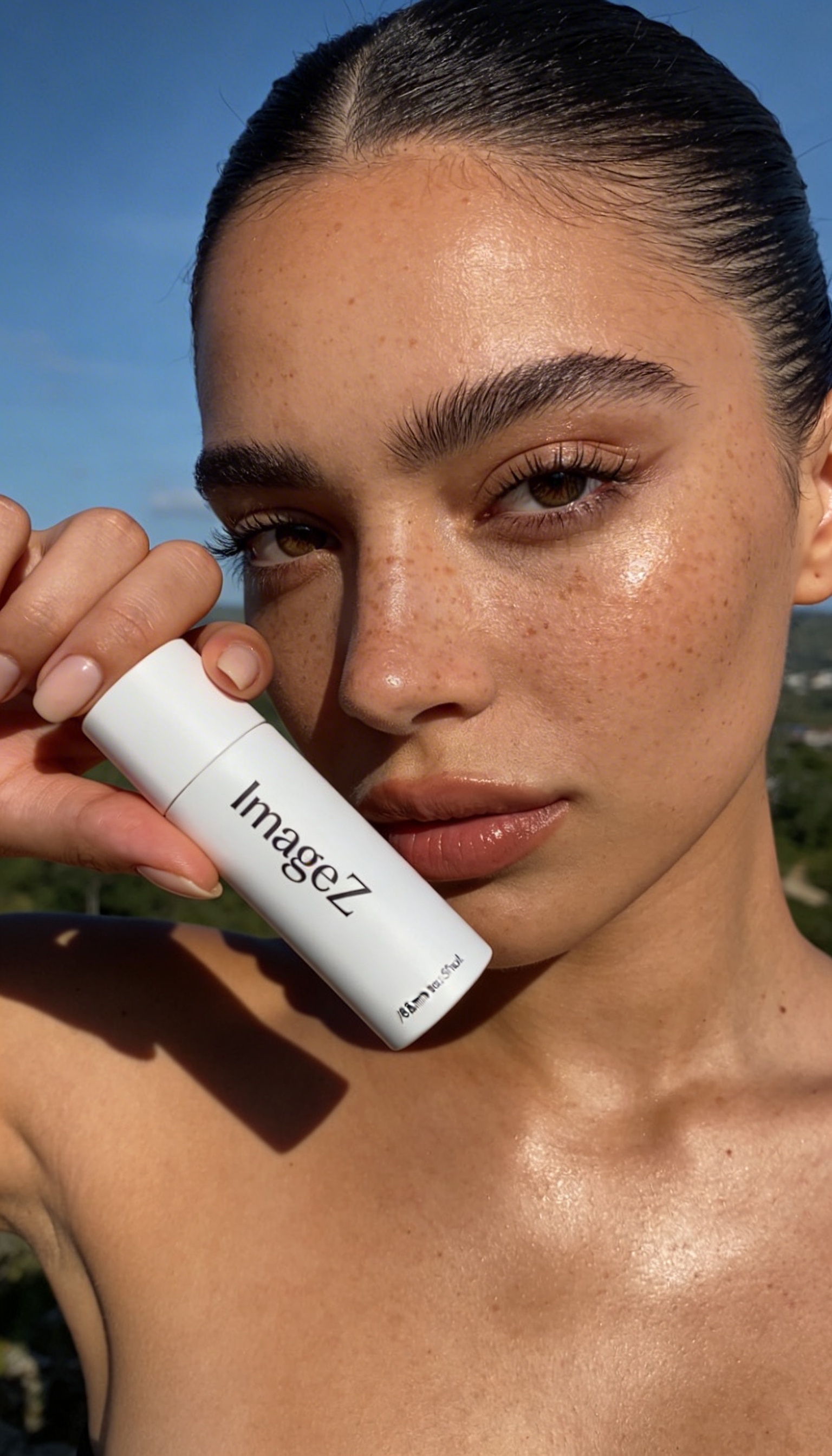 modelo esta segurando o produto da ImageZ. ultra realistic skin texture, visible pores, natural skin imperfections, micro skin details, fine vellus facial hair, subtle freckles, realistic skin grain, uneven skin tone, micro shadows inside pores, subsurface scattering skin, high frequency skin details, natural skin shine, realistic facial texture, non-plastic skin, DSLR skin realism, photorealistic texture, 8k detail, macro skin realism, editorial beauty photography, sharp skin detail, high dynamic range skin, realistic skin microcontrast. realistic wide angle portrait photo shot with 18mm lens, wide field of view, deep depth of field, everything in sharp focus, no background blur, slight natural wide angle distortion, realistic perspective, full environment visible, sharp detailed skin texture, visible pores, realistic skin imperfections, uneven skin tone, subtle blemishes, natural lighting, realistic shadows, unedited photo look, high clarity image, realistic camera optics, f/8 aperture, no beauty filter, no retouching, no smoothing, photorealistic wide angle camera photo. realistic skin texture, visible pores, subtle skin imperfections, natural under-eye texture, unfiltered, no beauty retouch, no skin smoothing, natural lighting variation.